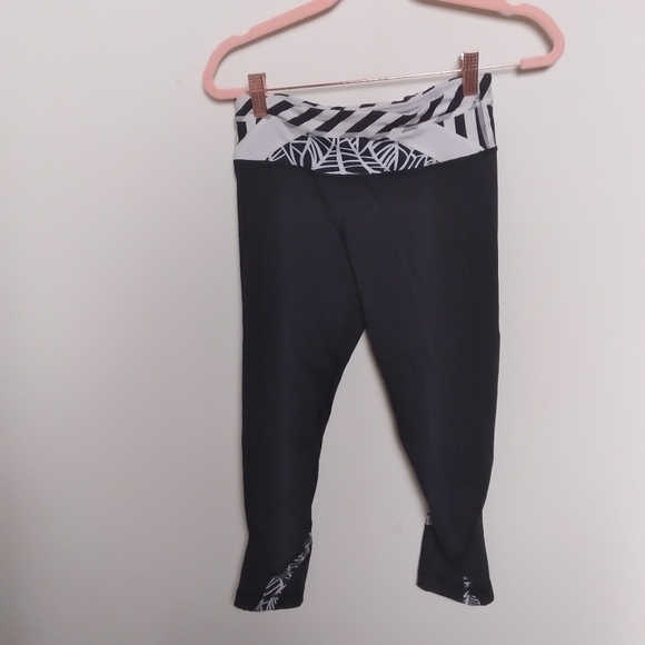 Lululemon Black and White Inspire Cropped Leggings Size 4 - Picture 2 of 9